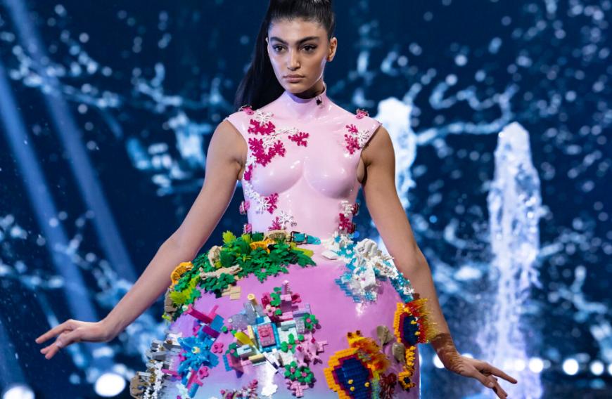 Die Designerin stellte für den Catwalk der GNTM-Kandidatinnen (hier Soulin) ihre ausgefallenen Kleider zur Verfügung ...