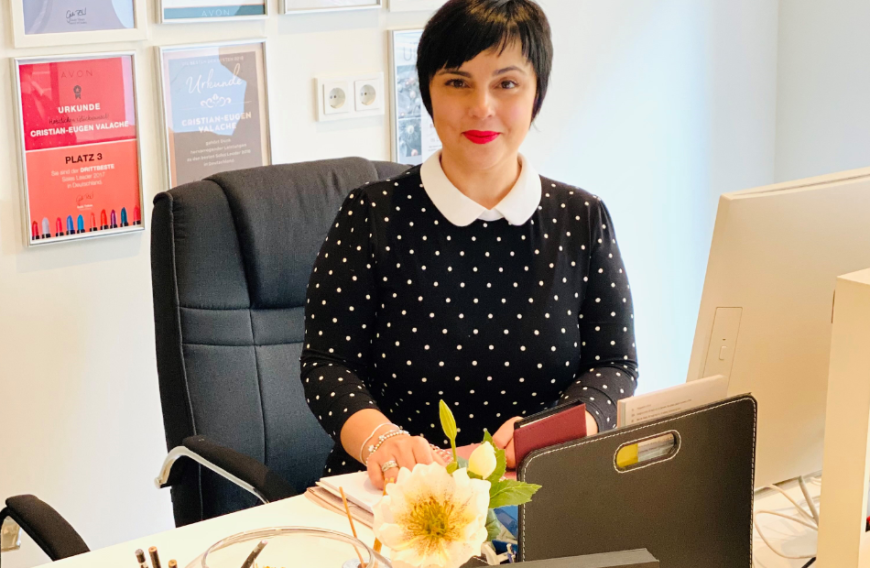 Carla Valache hat ihren Traum zum Beruf gemacht und ist seit Jahren als Sales Leader beim Beauty-Unternehmen Avon tätig. Und nun bist du gefragt: Avon sucht dich als Beauty-Berater*in .