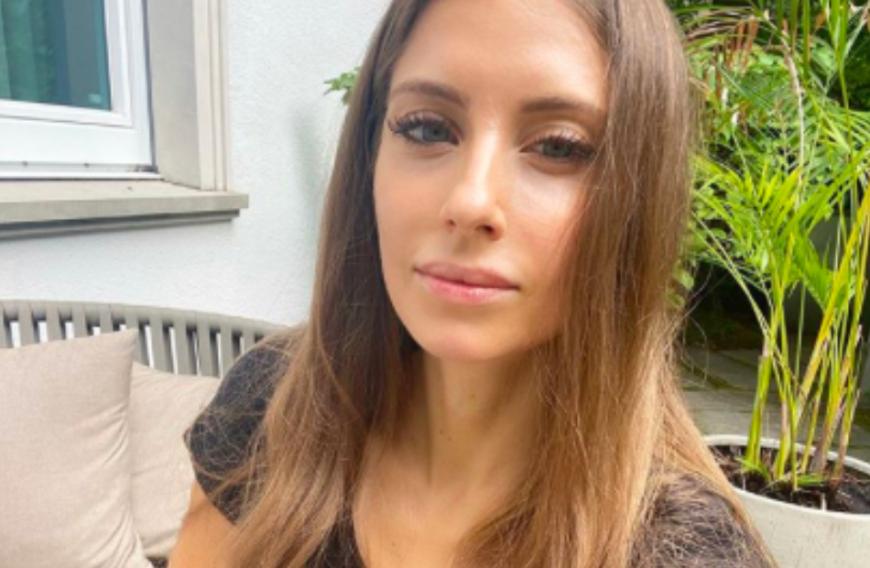 An ihren Erfolg im letzten Jahr kann die Spielerfrau 2021 nicht ansetzen, denn der Posten für die Aftertalk-Moderation wurde an eine andere vergeben!