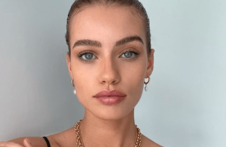 Elle Trowbridge teilt auf ihrem eigenen YouTube-Channel regelmäßig Beauty-Tricks aus ihrem Modelleben und wie sie ihr Gesicht mit einfachen Mitteln perfekt in Szene setzt.