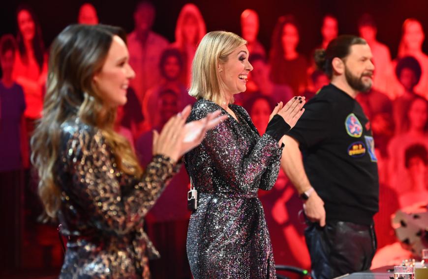 Auch die Rate-Jury, bestehend aus Carolin Kebekus, Ruth Moschner und Rea Garvey tappte im Dunkeln, was das Schweinchen anging. Sie tippten auf Maria Furtwängler oder Senta Berger, während sich die Rate-Communtiy in der ProSieben-App auf Evelyn Burdecki festlegte.