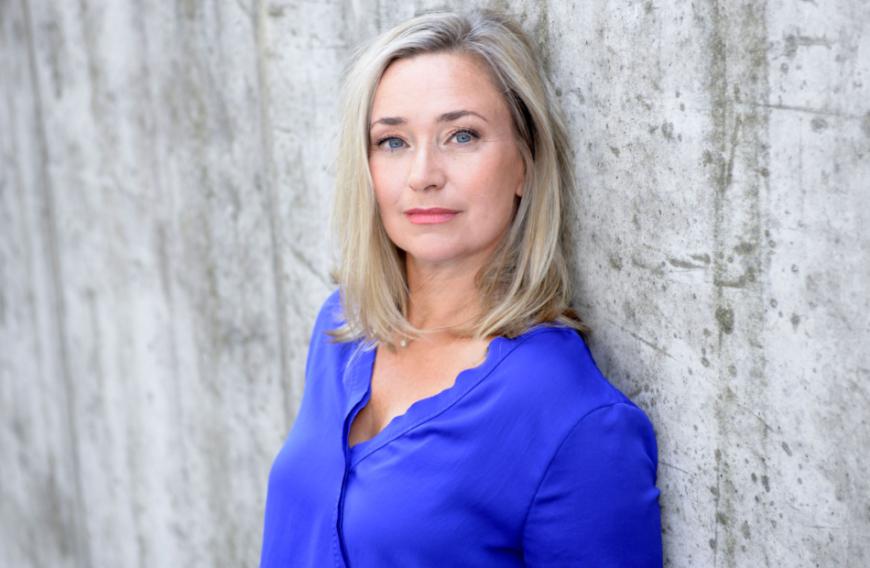Und schon wieder müssen die GZSZ-Fans Lebewohl sagen: Patrizia, gespielt von Birgit Würz, verlässt den Kolle-Kiez. Nachdem ihre Beziehung zu Philip (Jörn Schlönvoigt), der der Halbbruder ihre Sohnes John (Felix von Jascheroff) ist, aufgeflogen ist, hatten es die beiden nicht mehr leicht. Nachdem der Serienarzt ihr angeboten hatte, mit ihr gemeinsam nach Chile zu gehen, trennt sich Patrizia von ihm und lässt ihn alleine und mit gebrochenem Herzen zurück.