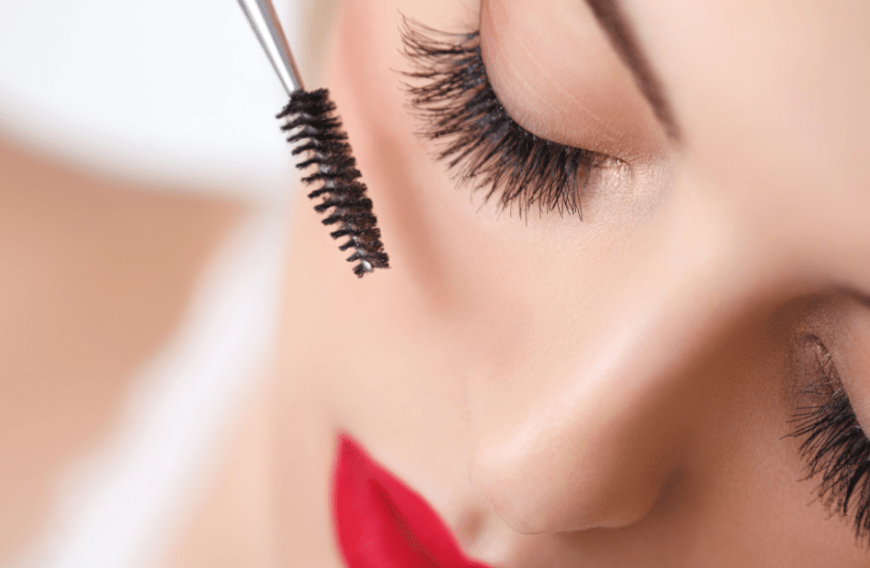 Lange und voluminöse Wimpern will jede Frau. Wer allerdings zu empfindlichen Augen neigt, der hat es nicht so leicht, eine gute Mascara zu finden – bis jetzt!