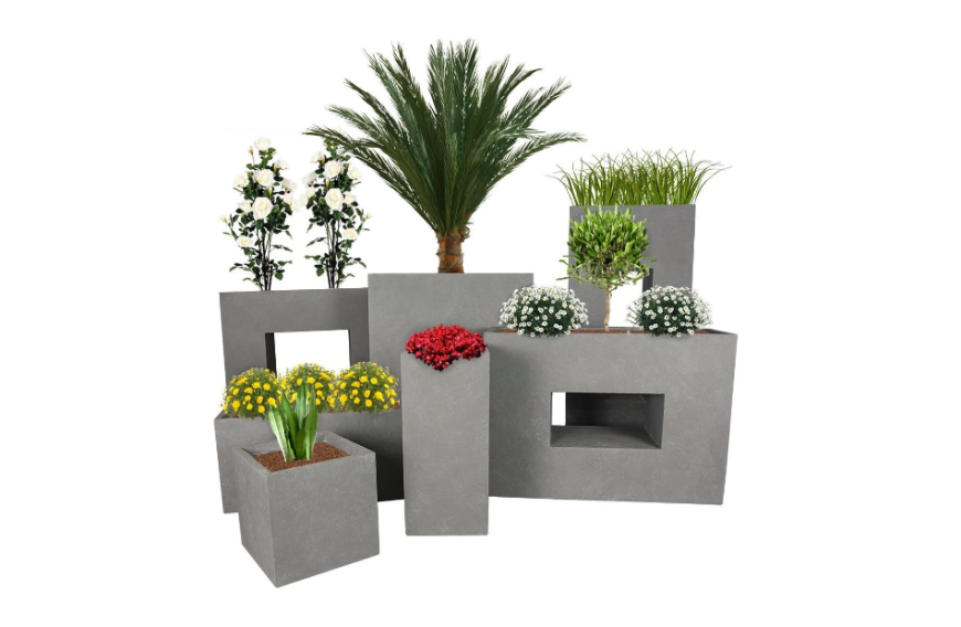 Blumen und Sträucher machen einen Balkon erst richtig gemütlich. Mit den richtigen Kübeln kannst du die Pflanzen perfekt in Szene setzen. Von Pflanzwerk gibt es hier einen Pflanzkübel-Tower für rund 20 Euro.