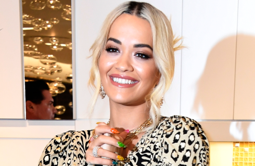 Hast du auch einen Ansatz wie Rita Ora? Mit den richtigen Tipps und Tricks können wir unseren Ansatz bis zum nächsten Friseurtermin kaschieren.