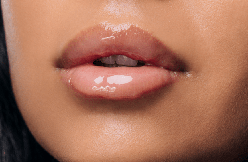 Wir haben jetzt einen Gloss entdeckt, der zurecht aufgrund seiner angenehmen und pflegenden Textur gehypt wird.