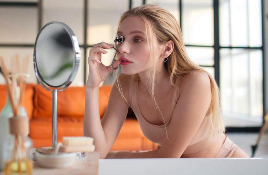 Eine Wimpernzange verhilft dir im Nu zum perfekten Augenaufschlag, doch welches Modell ist das richtige?