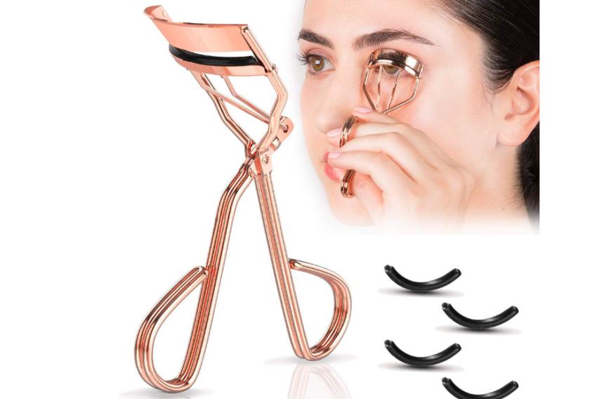 Auf die Wimpernzange von KOMUS schwören die Userinnen, die im Schnitt 4,4 von 5 Sternen für das Beauty-Tool vergaben. Für gerade einmal 10 Euro gehört es dir! Hier shoppen!