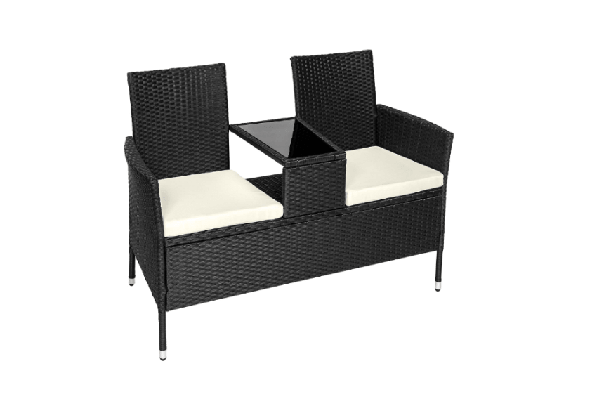 Platzsparend ist diese Sitzbank von TecTake, die aus hochwertigem Polyrattan besteht. Die weichen Sitzkissen sind sehr bequem und der Tisch mit einer echten Glasplatte ist die perfekte Ablage für deine Drinks. Hier kannst du die Bank für circa 154 Euro shoppen.