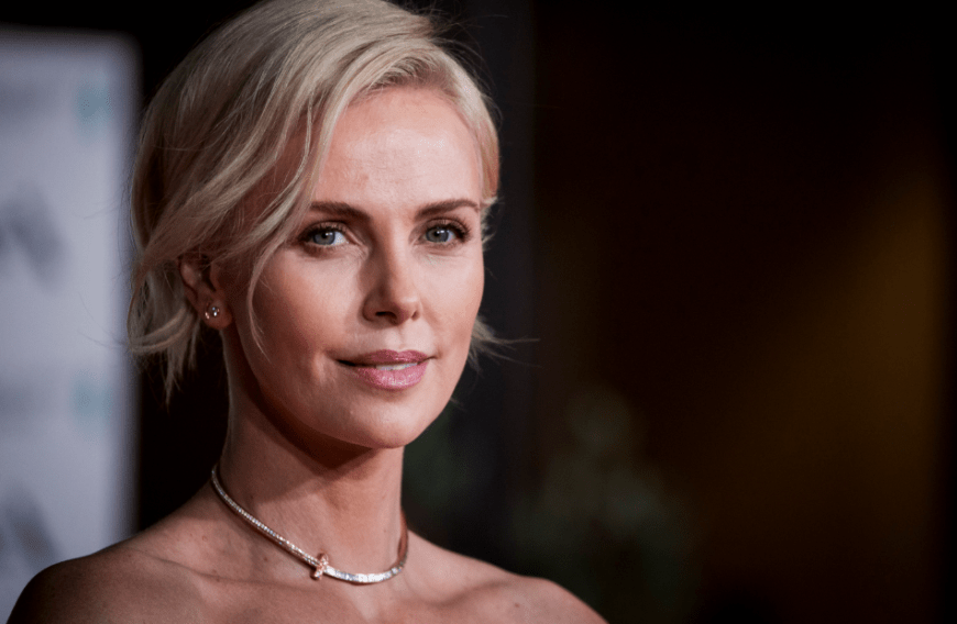 Charlize Theron sieht einfach immer super aus. Mit den richtigen Produkten können wir auch so frisch aussehen.