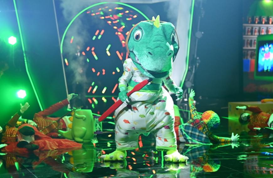 Eine geheime Liste soll enthüllen, welche Promis sich unter den Masken der aktuellen Staffel befinden. So wird unter dem Dino Sänger Sasha vermutet ...