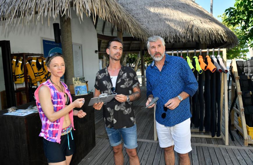 Als Teambuilding-Maßnahme wollen Kapitän Max Parger und Staffkapitän Martin Grimm einen gemeinsamen Tauchgang absolvieren. Die Leiterin der Tauchschule (Johanna Klante, l.) gibt ihnen wertvolle Tipps.