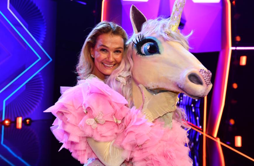 Die positive Überraschung des Abends: Franziska van Almsick steckte tatsächlich in dem Einhorn!