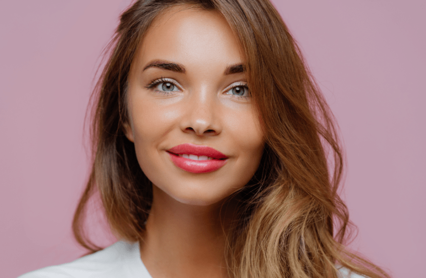 Eine günstige Drogerie-Foundation wird von zahlreichen Beauty-Gurus gehyped.
