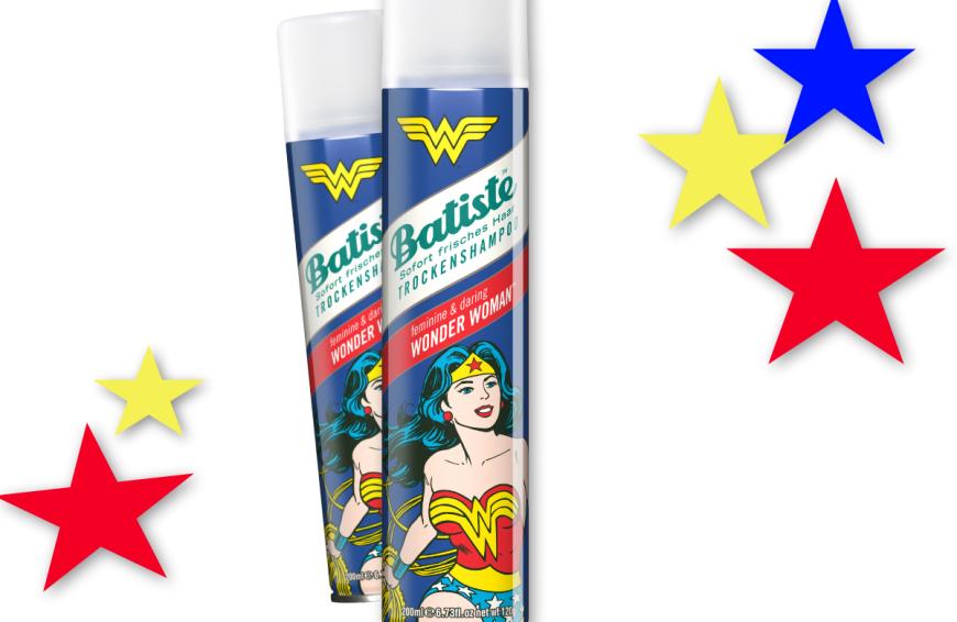 Wie cool ist bitte diese Limited Edition von Batiste?! Das bekannte Trockenshampoo-Label launcht zum 80. Jubiläum der Superheldin Wonder Woman eine ganz besondere Version des Beauty-Allrounders - und die darf in keinem Badezimmer fehlen! Dank des ultrafeinen Sprühnebels verleiht das Batiste-Trockenshampoo deiner Mähne einen Frischekick sowie Volumen und Griffigkeit - ganz ohne Shampoonieren und Föhnen! Für die Limited Edition im Wonder-Woman-Style wurde eine spezielle Duftnote kreiert, die alle Facetten starker, moderner Frauen vereinen soll: In der Kopfnote spielen Pflaume und Bergamotte die Hauptrolle, die Herznote besteht aus roten Früchten, weißen Blüten und Rose während die Basisnote durch Vanille, Bernstein und Iris besticht. Ab März kannst du die coole Limited Edition von Batiste bei dm und Müller für 3,99 Euro shoppen!