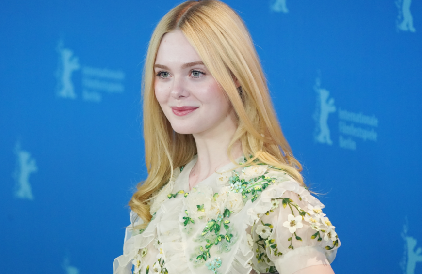 Elle Fanning begeistert uns immer wieder mit einem Elfen-gleichen Look. Ihr Geheimnis ist eine ganz bestimmte Foundation.