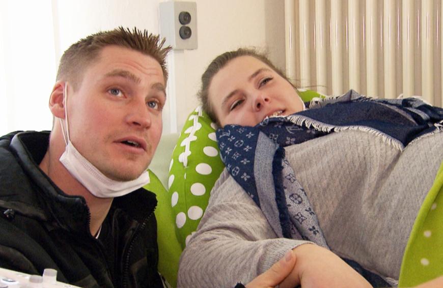 ... Ehemann Peter und sie ließen sich von den TV-Kameras zum Frauenarzt begleiten, wo sie erfuhren, dass sie Zwillinge erwarten.