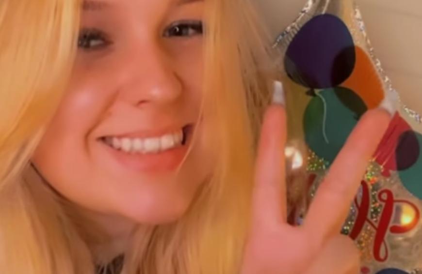 Passend zu ihrem 19. Geburtstag meldete sie sich mit einem breiten Lächeln im Gesicht endlich bei ihren Fans zurück.