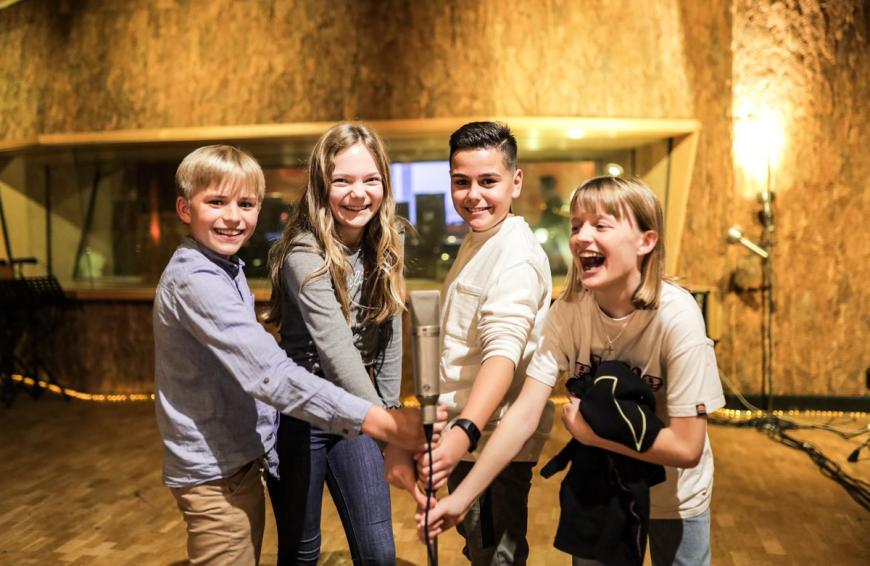 Das sind die Schlagerkids: Phil (14), Benedikta (13), Miguel (12) und Lena (12).