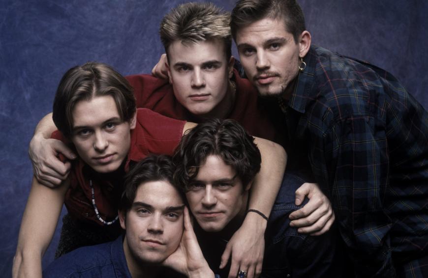 Haben die anderen Mitglieder von Take That Robbie Williams (unten links) wirklich aus der Gruppe gemobbt?