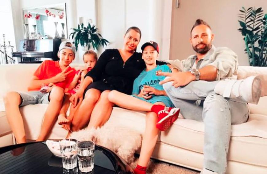 Dazu gehören Papa Andrew, Mama Virginia, die Söhn Daymian Jasper und Maddox Brooklyn-Sky, Tochter Peaches und Nesthäkchen Aspyn-Keywest.
