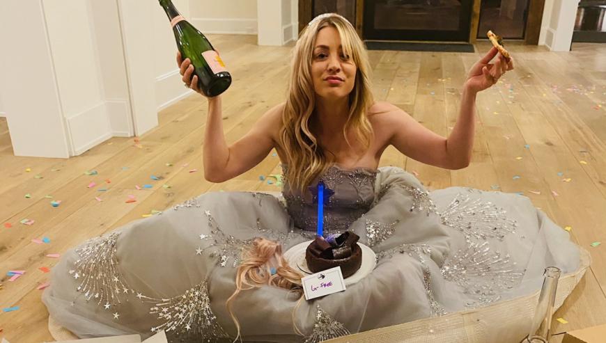 Pizza und Kuchen statt Red Carpet und Kameras: Für viele Stars liefen die Golden Globes in diesem Jahr anders ab, als gewohnt. Auch Kaley Cuoco musste sich umstellen...