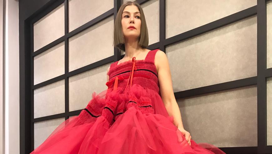 Rosamunde Pyke bezauberte in einem ausladenden roten Kleid und gewann den Preis als