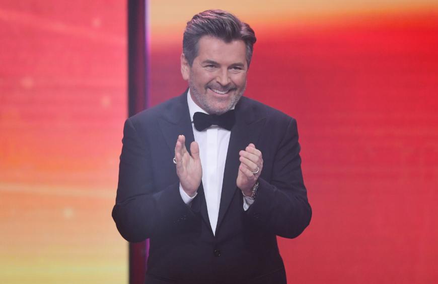 ... und damit verrät, dass sich Thomas Anders unter der Maske versteckt.