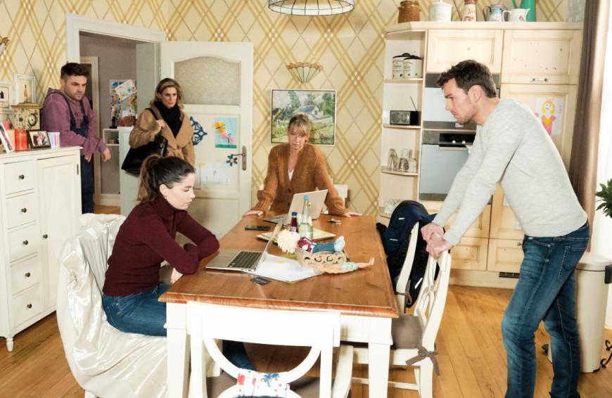 Der Serien-Bösewicht hat aber überlebt - und wird das Leben von Eva Wagner (Claudelle Deckert), Sina Hirschberger (Valea Scalabrino) und Ute Kiefer (Isabell Hertel) - und das ihrer Kinder - mächtig auf den Kopf stellen.