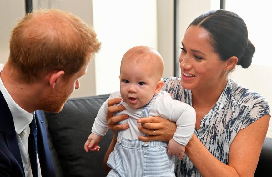 Diese Information soll Meghan von Harry zugetragen worden sein. Welches Familienmitglied die Diskussion mit ihm führte, wollte das Paar allerdings für sich behalten: