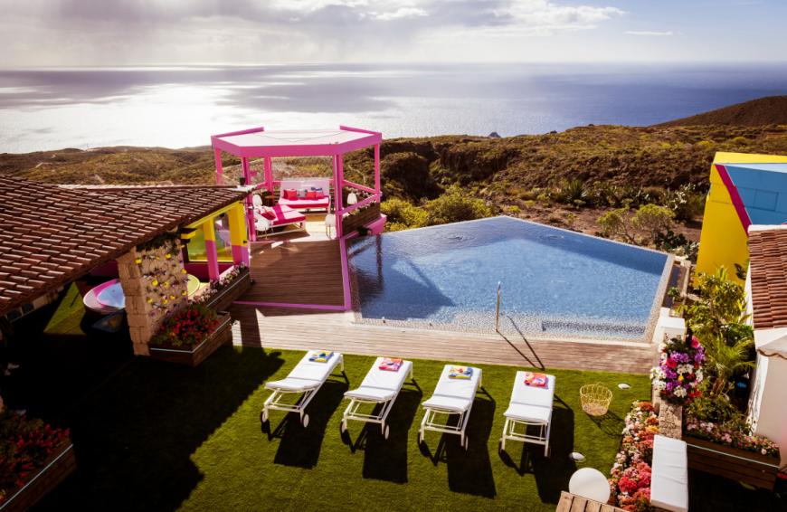 Luxus pur! Das Anwesen auf Teneriffa bietet einen Pool mit Meerblick und einen Wellnessbereich mit Sauna und Whirlpool.