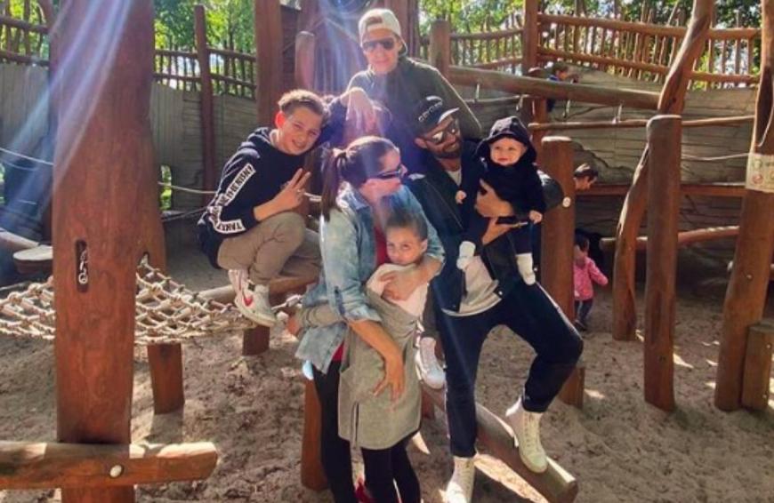 Neben dem 14 Monate alten Nesthäkchen gehören auch die beiden Söhne Daymian Jasper und Maddox Brooklyn-Sky, sowie Tochter Peaches zur Familie. Bereits in wenigen Wochen erblickt das fünfte Kinder der Weissens das Licht der Welt.