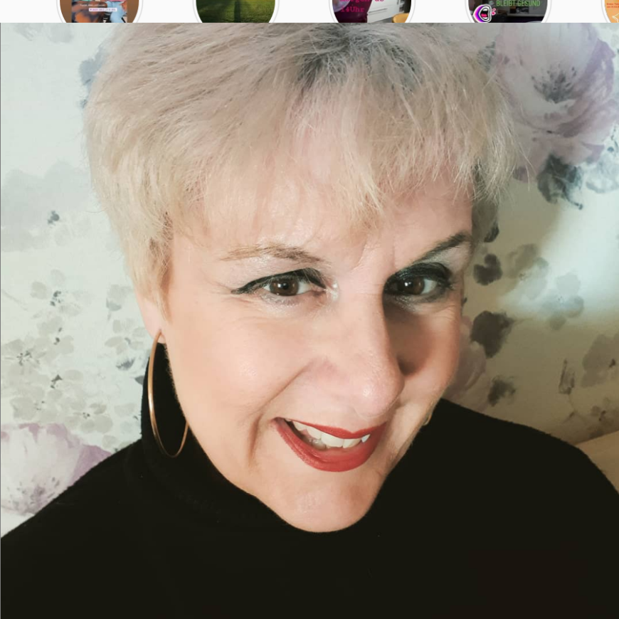 Iris Abel muss sich bittere Kritik über ihre neue Haarfarbe anhören.