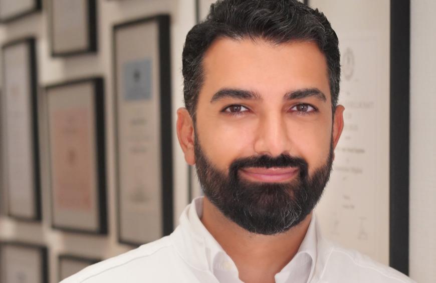 Wir haben den Experten Dr. Murat Dağdelen um seine Einschätzung gebeten. Er ist Facharzt für Plastische und Ästhetische Chirurgie und Vizepräsident der Gesellschaft für Ästhetische Chirurgie Deutschland e.V. (GÄCD) sowie Gründer und Ärztlicher Direktor von DiaMonD Aesthetics.
