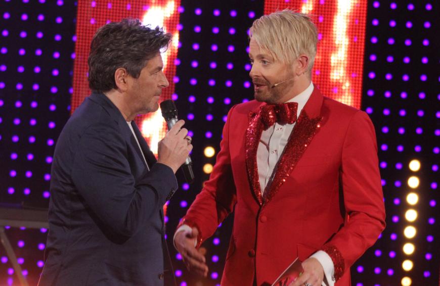 Stecken Thomas Anders und Ross Antony hinter zwei Kostümen bei