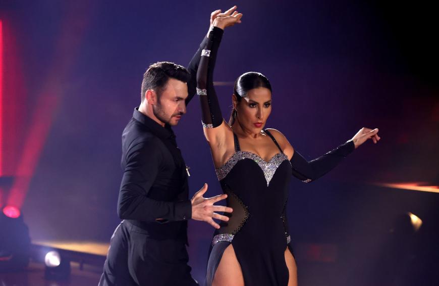 In der Kennenlernshow war die Sängerin voller Euphorie und macht seitdem mit ihrem Tanzpartner von Show zu Show Fortschritte.