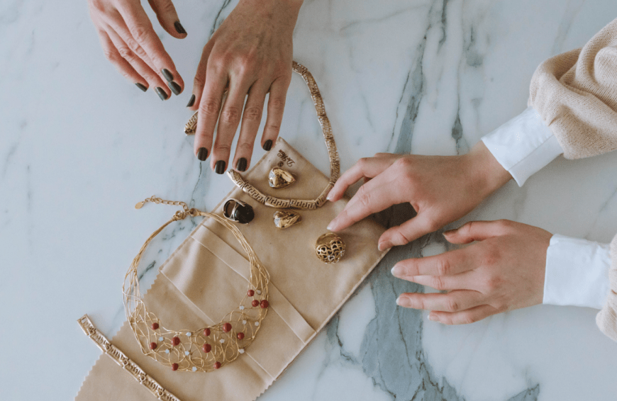 Mit dem richtigen Schmuck können wir unsere Outfits im Handumdrehen aufwerten. Welche Accessoires dieses Jahr im Trend liegen, erfährst du hier.