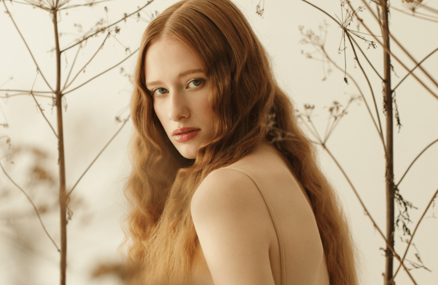 Immer mehr Frauen setzen in puncto Anti-Aging auf die Kraft der Natur. Ein beliebtes Bio-Serum kurbelt die Zellerneuerung an und hinterlässt so einen jugendlich-frischen Teint.