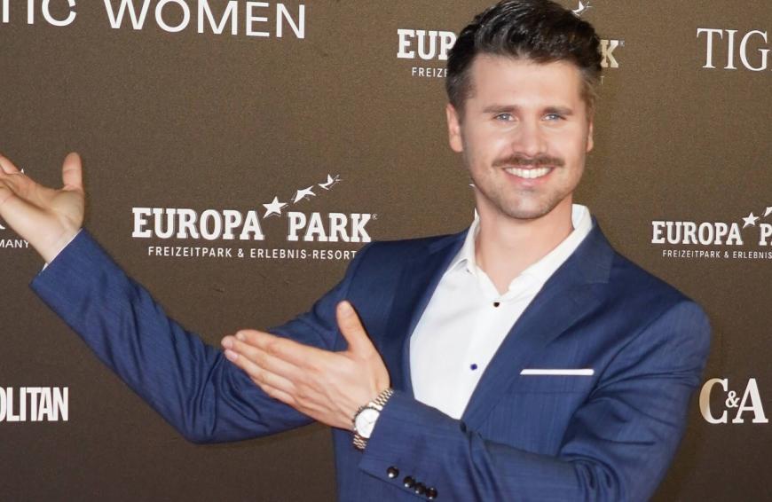 Während Moderator Thore Schölermann der Monstronaut sein soll ...