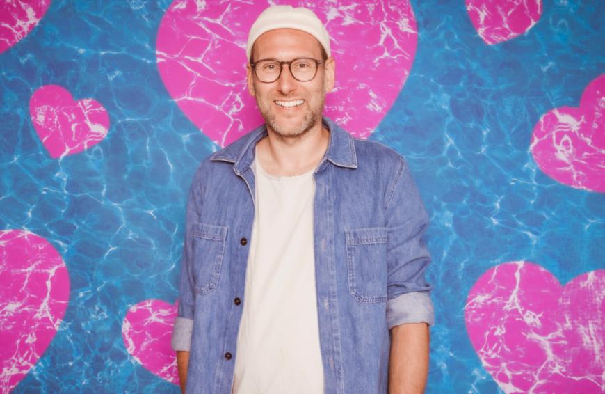 Seine Sprüche werden von der Community im Netz gefeiert: Simon Beeck ist seit drei Staffeln Sprecher von