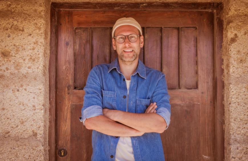 Off-Stimme Simon Beeck ist selbst auf Teneriffa vor Ort, vertont dort täglich die Aufnahmen in seiner Sprecherkabine.