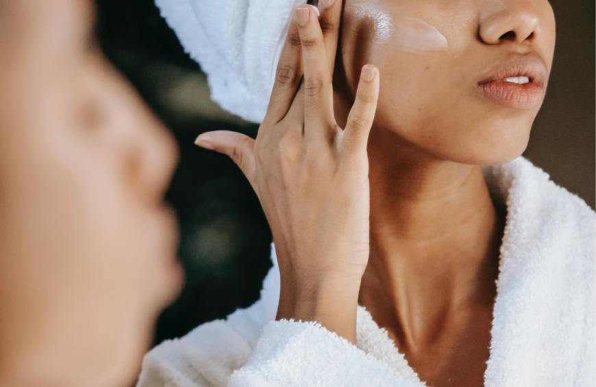 Du suchst nach einer Anti-Aging-Creme? Wir haben eine Faltencreme entdeckt, die das Hautbild dank Retinol, Hyaluronsäure und CBD deutlich verjüngen soll.