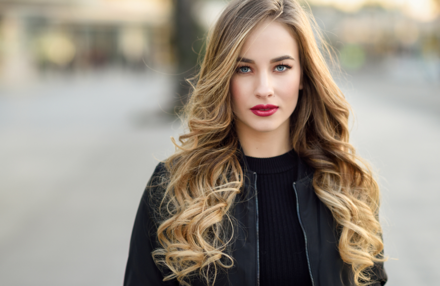Jeden Tag salonschöne Haare? Mit diesen Haarpflege-Produkten aus der Drogerie wird dieser Traum wahr.