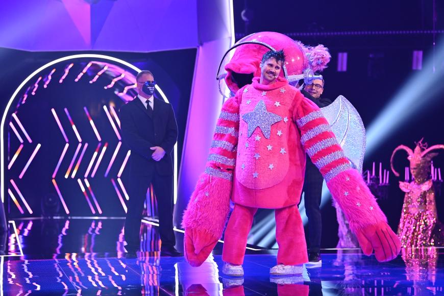 Im großen Halbfinale musste sich Thore Schölermann unter dem Monstronaut zu erkennen geben.