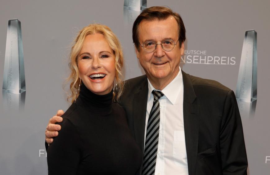 Seit 1998 ist sie mit Medienmanager Hans Mahr, 71, zusammen. Das Paar hat zwei gemeinsame Töchter.