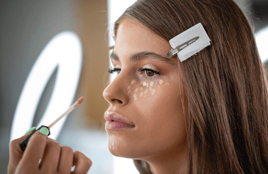 Mit einem Concealer können wir im Handumdrehen kleine Beauty-Makel ausbessern. Ein Produkt geht sogar noch einen Schritt weiter.
