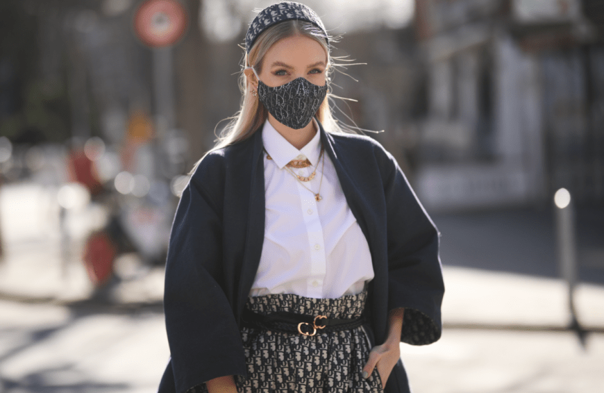 Damit das Make-up auch unter der Maske gut sitzt, wird Leonie Hanne den einen oder anderen heißen Beauty-Trick kennen.