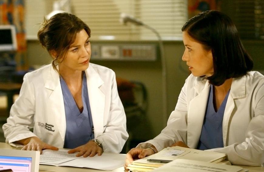 Während einer Traumsequenz kommt es zur Reunion von Meredith Grey (Ellen Pompeo) und ihrer jüngeren Schwester Lexie, die in Staffel 8 bei dem dramatischen Flugzeugabsturz ums Leben kam ...