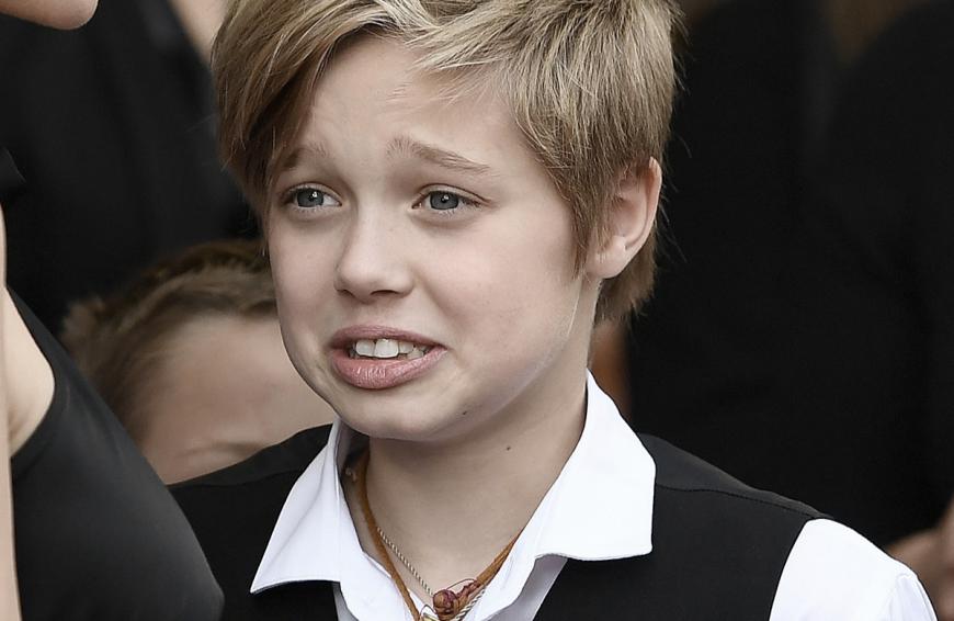 Wie hart der anhaltende Scheidungskrieg für die gemeinsamen Kinder sein dürfte, lässt sich nur erahnen. Vor allem Tochter Shiloh Jolie-Pitt dürfte unter dem Krieg ihrer Eltern leiden, denn die 14-Jährige soll zu Papa Brad Pitt ein besonders enges Verhältnis haben.