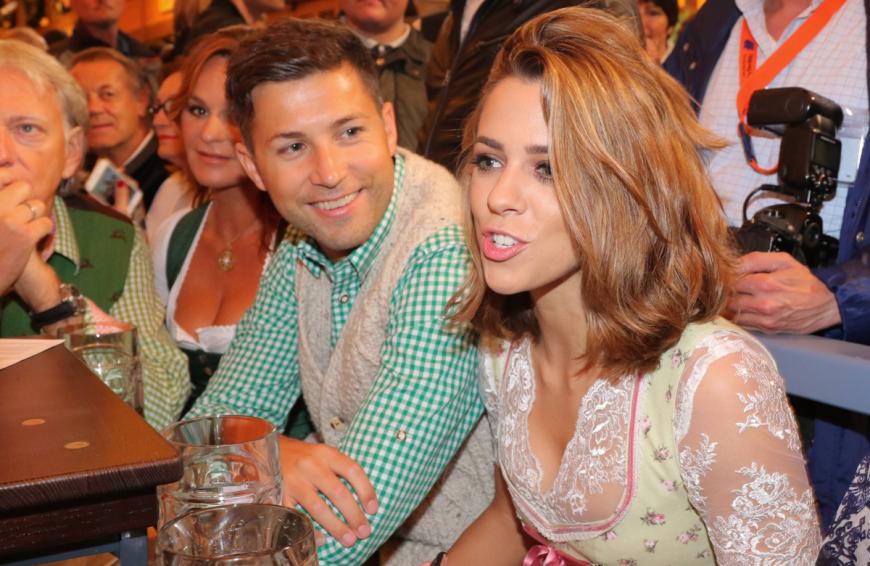 Vanessa Mai mit Andreas Ferber auf dem Oktoberfest. Im Hintergrund: Andrea Berg und ihr Mann Ulrich Ferber.
